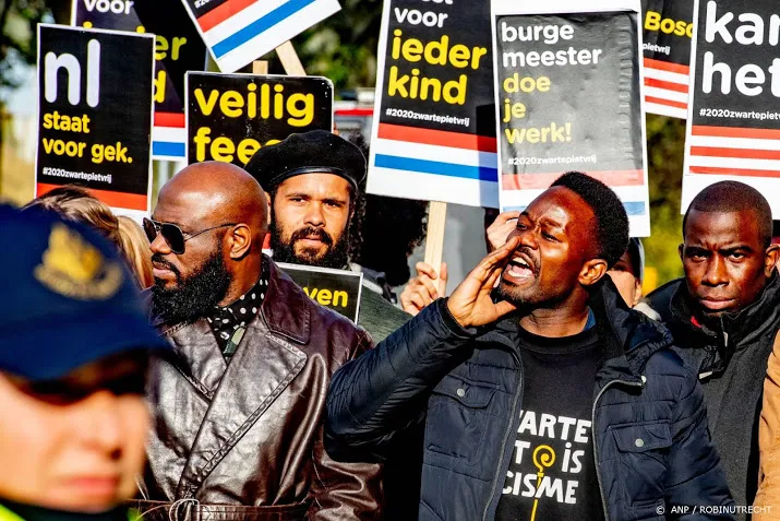 weer demonstraties bij intochten sinterklaas
