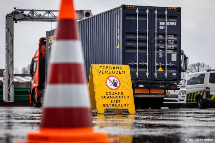 weer douaniers verdacht van corruptie