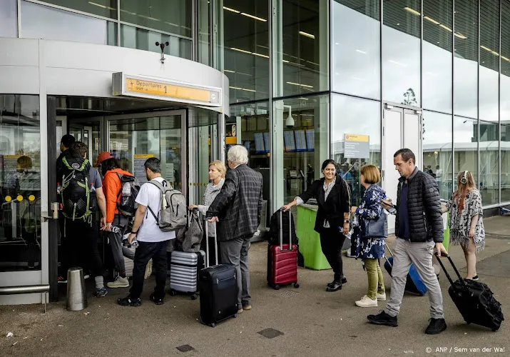 weer rijen op schiphol wel minder druk dan maandag