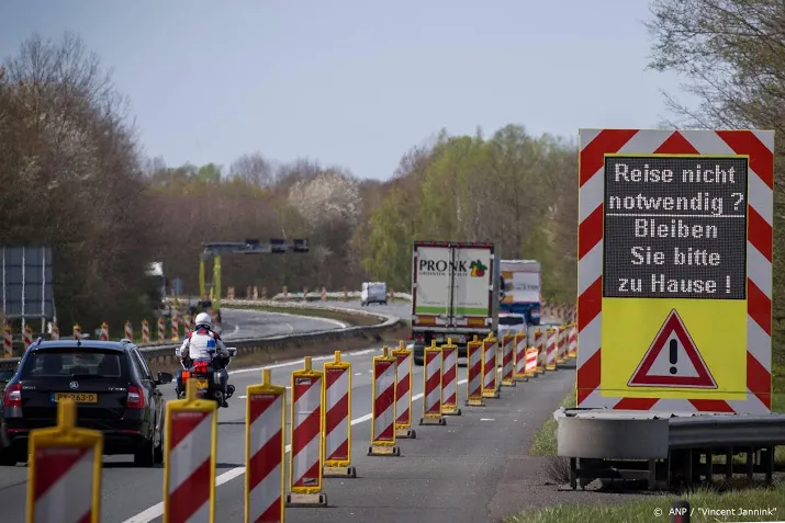 weer rijen wachtende duitsers voor limburgse grens