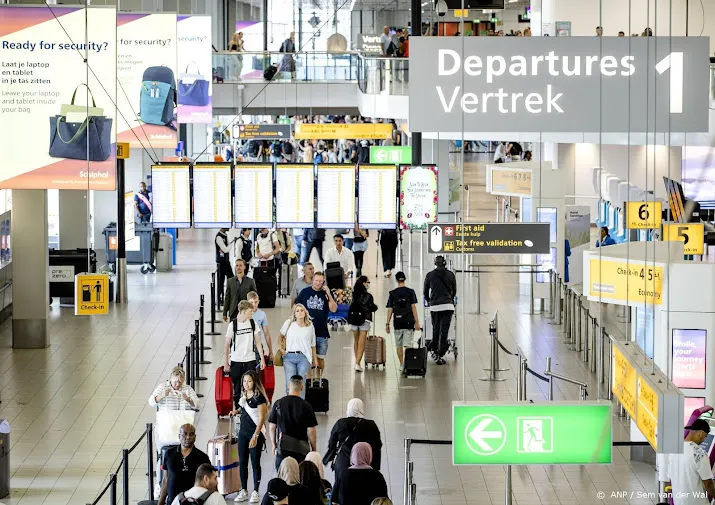 weer veel reizigers op schiphol maar alles loopt wel door