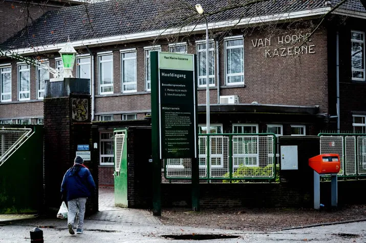 weert wil snel om tafel met harbers om azc