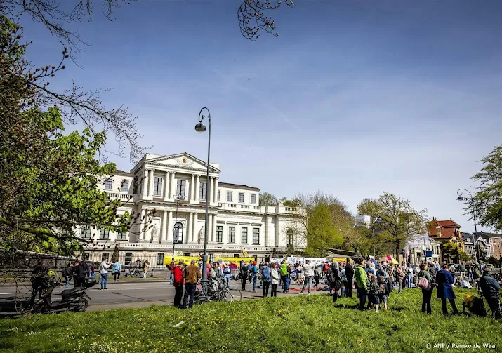 wegblokkade klimaatactivisten bij provinciehuis haarlem beeindigd