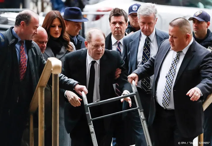 weinstein met rollator naar de rechtbank