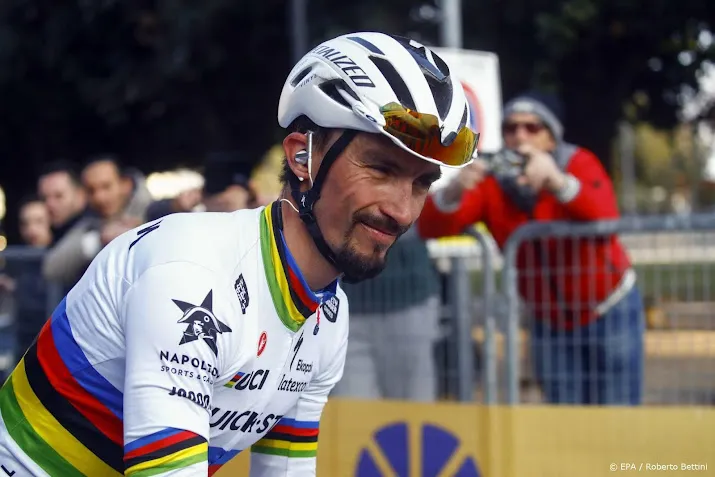 wereldkampioen alaphilippe met corona uit ronde van wallonie