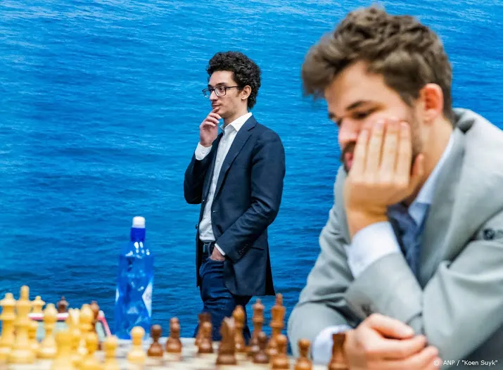 wereldkampioen carlsen wint eigen online schaaktoernooi
