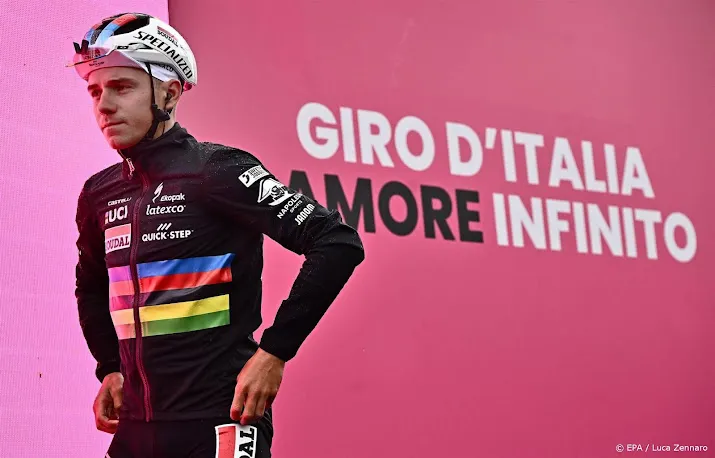 wereldkampioen evenepoel heeft pijn maar gaat door in giro