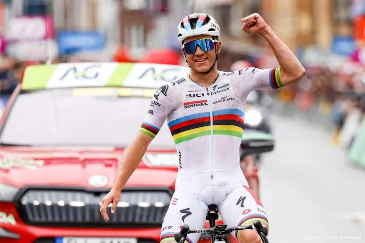 wereldkampioen evenepoel wint luik bastenaken luik weer na solo