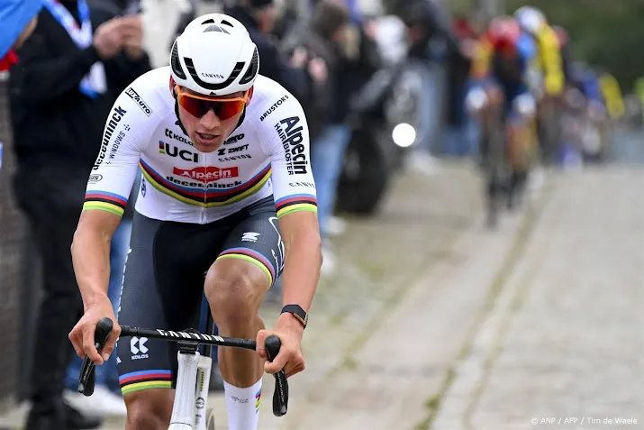 wereldkampioen van der poel wint e3 saxo classic na lange solo