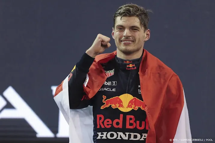 wereldkampioen verstappen met nederlandse vlag op podium