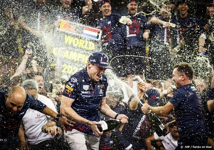 wereldkampioen verstappen viert feest met red bull in pitsstraat