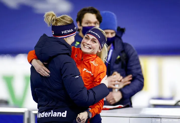 wereldkampioene schouten schaatsbubbel uit en natuurijs op