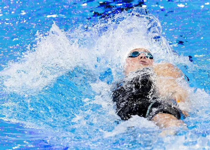 wereldkampioene toussaint en de waard verder op 100 rugslag