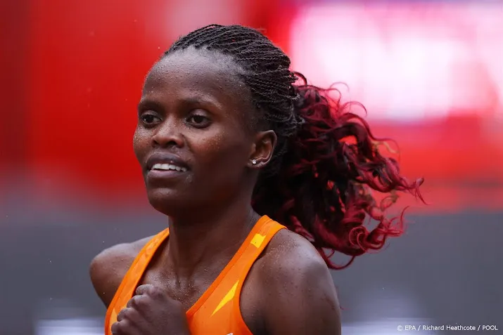 wereldrecordhouder kosgei na 1 kilometer al uit marathon londen