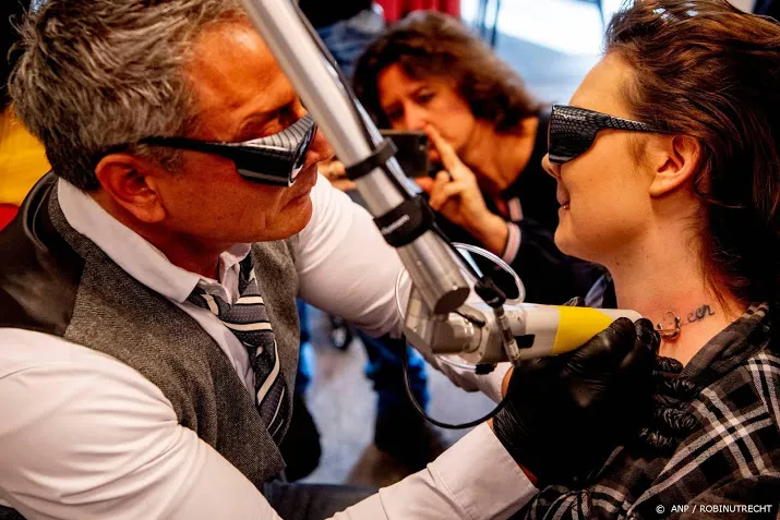 werklozen laten gratis tatoeages weghalen