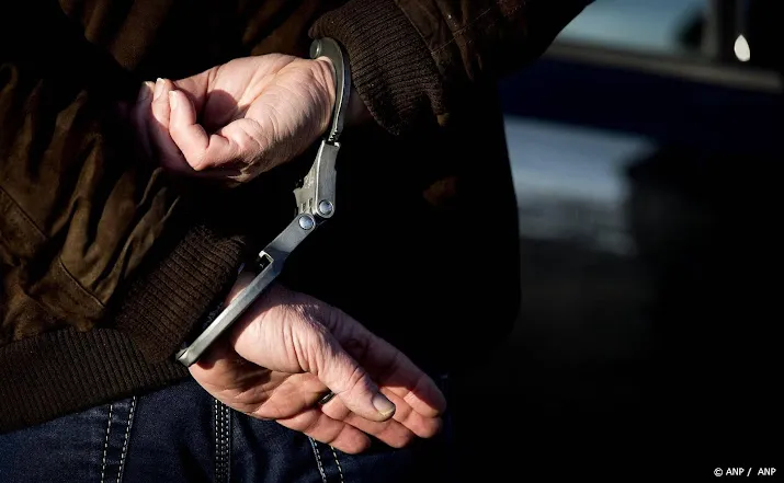 werknemer van bedrijf op schiphol opgepakt om drugstransporten