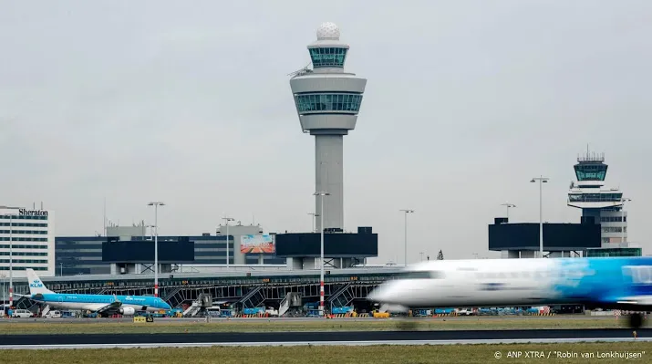 werknemers op schiphol gepakt na smokkel van 102 kilo cocaine