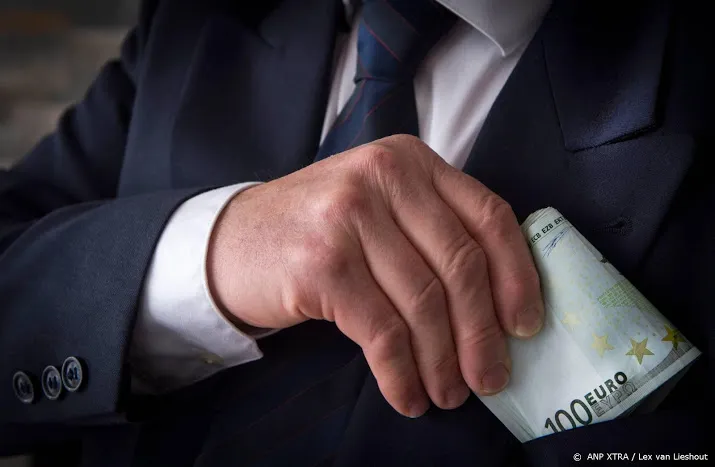 werkstraf en boete geeist omkoping ambtenaar