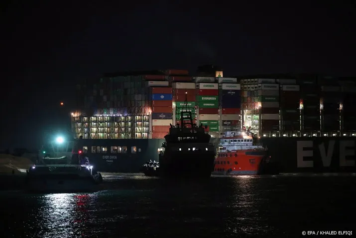 werkzaamheden bij loskrijgen containerschip suezkanaal gaan door
