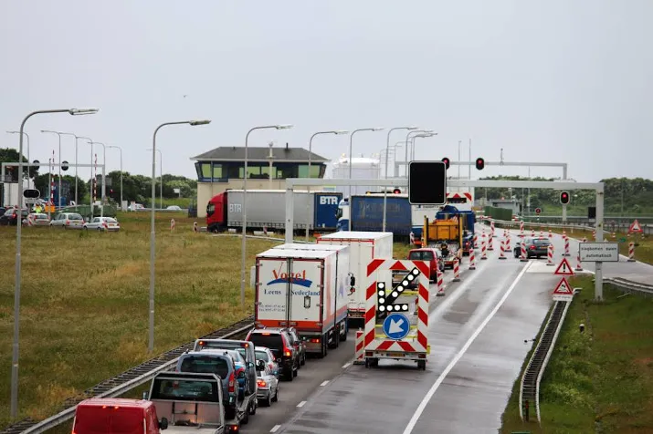 westerstorm zorgt voor gevaar op de weg