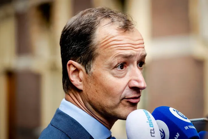 wiebes licht gasbesluit toe in tweede kamer