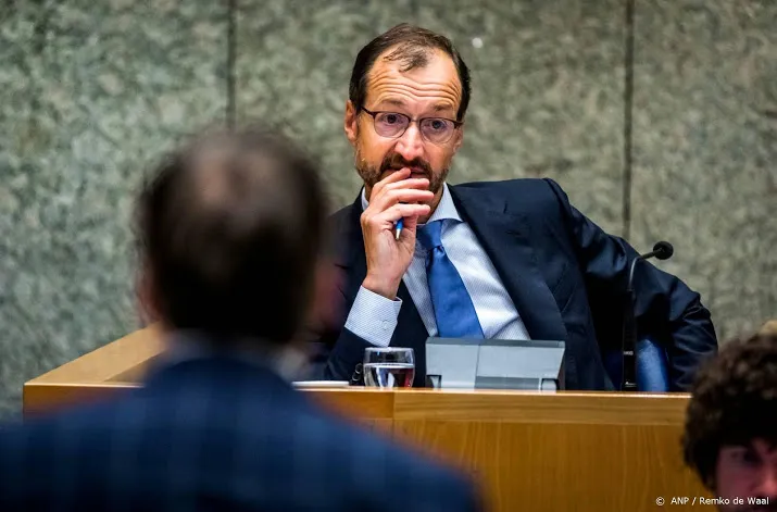 wiebes weer door het stof om bevinkje