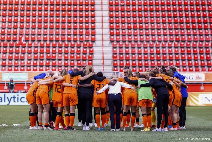 wiegman met 24 voetbalsters naar japan voor spelen