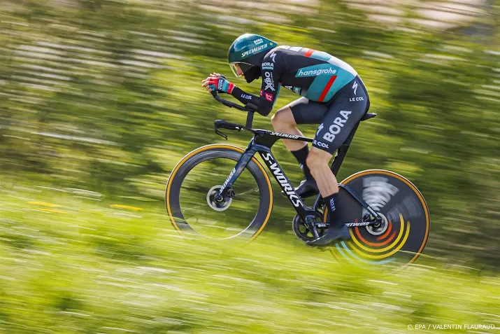 wielerploeg bora hansgrohe moet shirtjes wisselen in tour