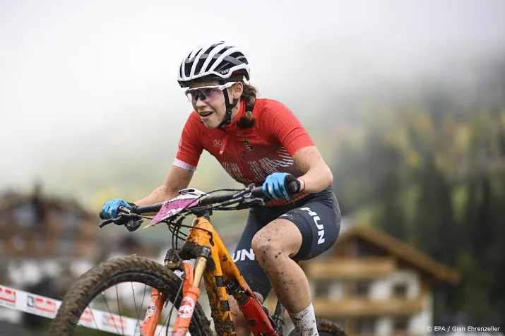wielerploeg sd worx met hongaarse blanka vas ook in veldrijden