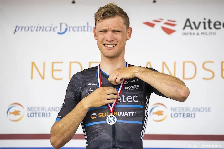 wielrenner bax rijdt als knecht van pogacar eerste klassieker