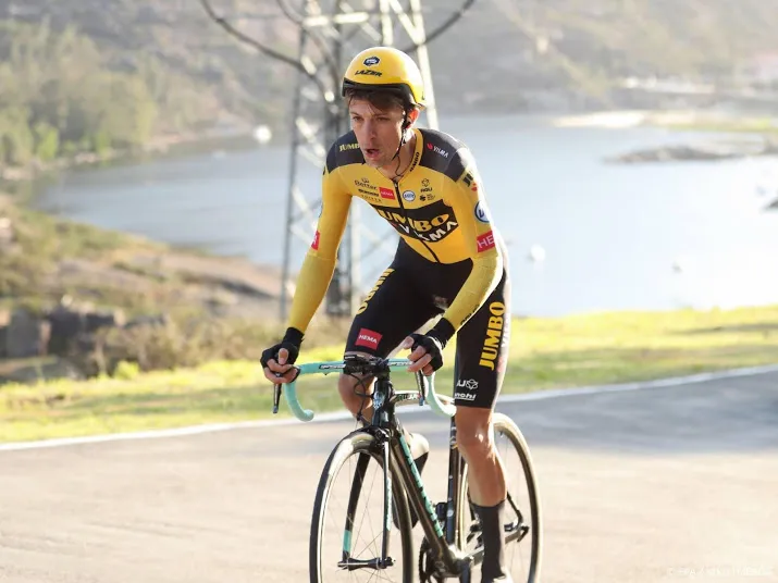 wielrenner bennett van jumbo visma pakt eerste nationale titel