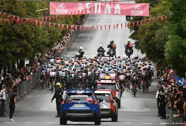 wielrenner caicedo pakt ritzege in zware etappe giro