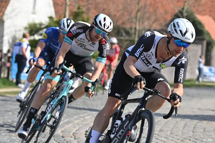 wielrenner campenaerts houdt riesebeek van ritzege af in giro