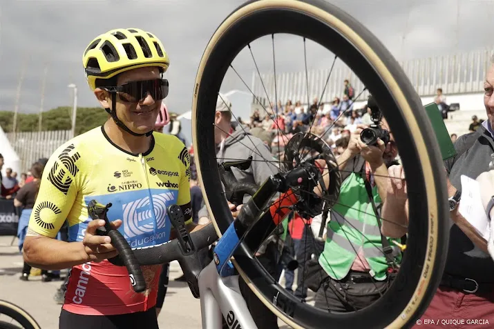 wielrenner carapaz wint zware wedstrijd door alpes maritimes