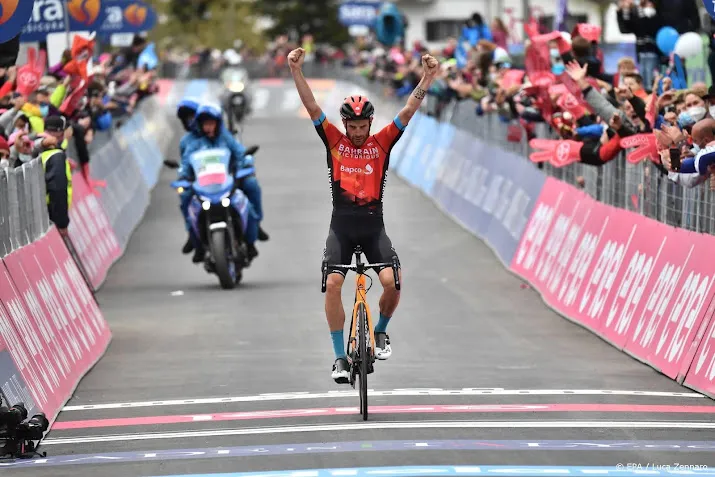 wielrenner caruso wint bergetappe in vuelta roglic blijft leider