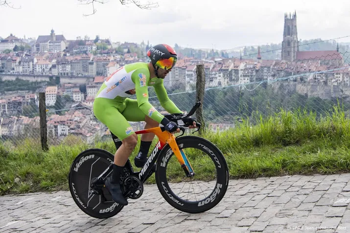 wielrenner colbrelli spurt naar zege derde rit dauphine