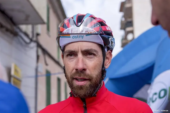 wielrenner de gendt langer aan de kant met handbreuk