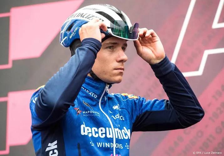 wielrenner evenepoel na val uit giro ditalia