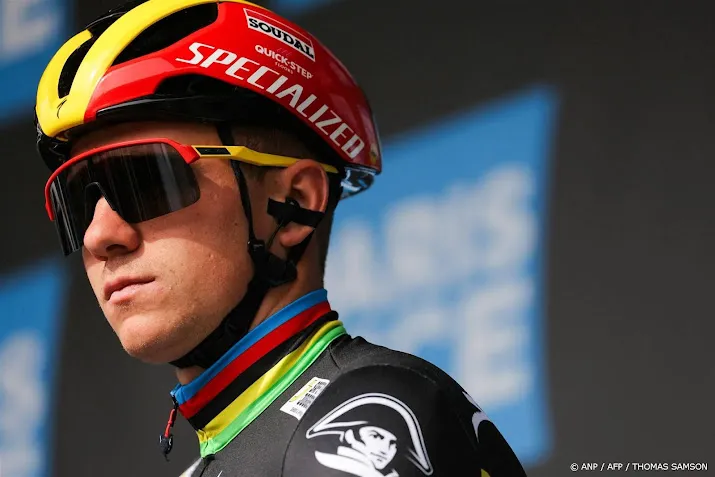 wielrenner evenepoel noemt verbod op hoofdsok lachwekkend