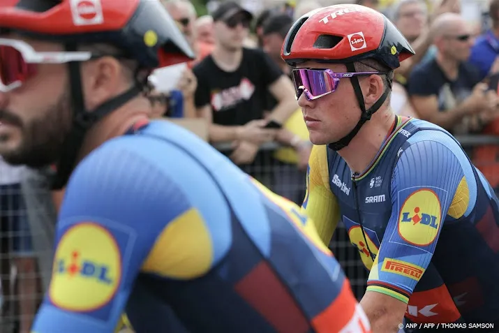 wielrenner evenepoel raakt ploeggenoot pedersen kwijt door val