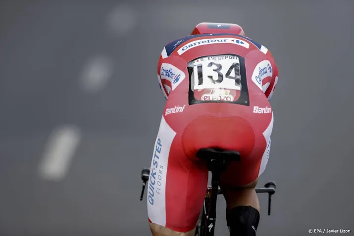 wielrenner evenepoel slaat toe in tijdrit van vuelta