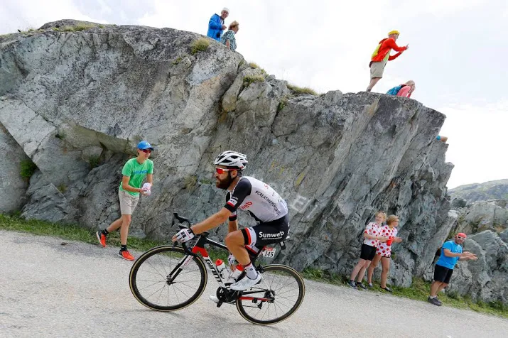 wielrenner geschke na val uitgeschakeld