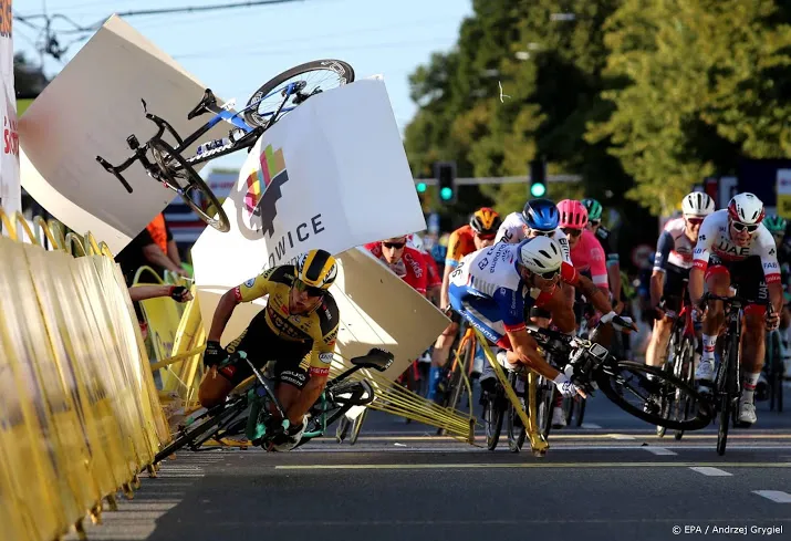 wielrenner jakobsen na zware crash weer terug op de racefiets