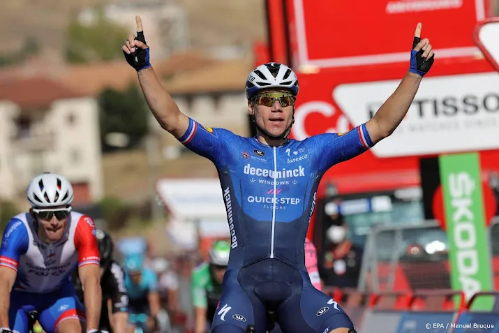 wielrenner jakobsen ziet droom uitkomen met sprintzege in vuelta