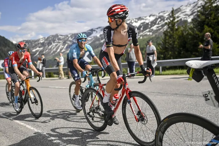 wielrenner kron wint zesde rit in zwitserland na straf voor costa