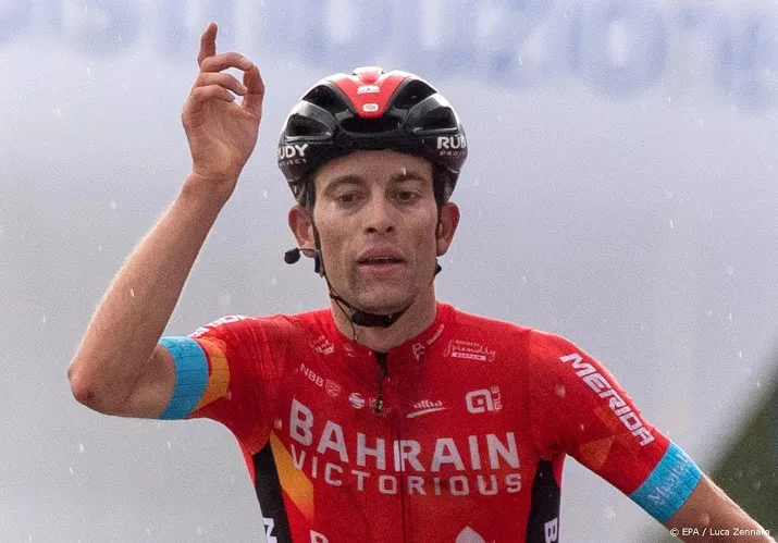 wielrenner mader redt het in giro etappe wel tot de finish