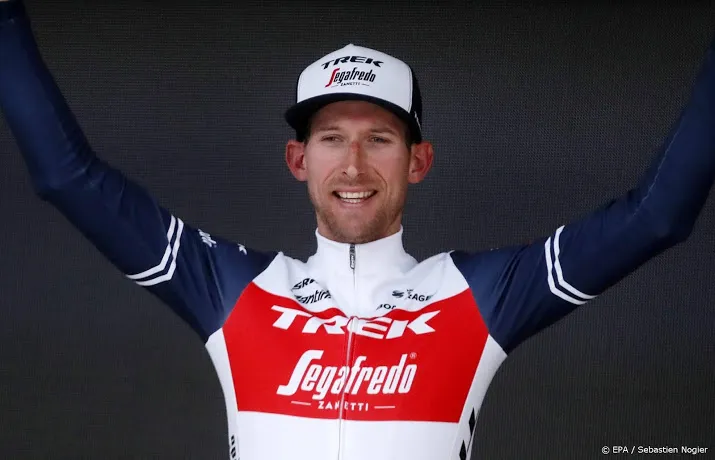 wielrenner mollema wint eerste profkoers van het jaar in italie
