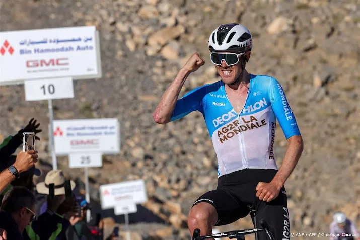 wielrenner oconnor wint etappe in uae tour vine nieuwe leider