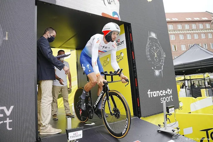wielrenner oss verlaat tour met breuk in halswervel