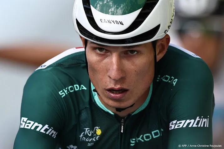 wielrenner philipsen wint eerste etappe renewi tour